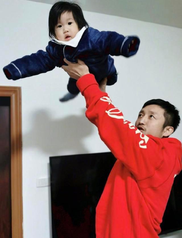 邹市明晒三胎儿子头发浓密戴粉色夹子被误认是个女孩