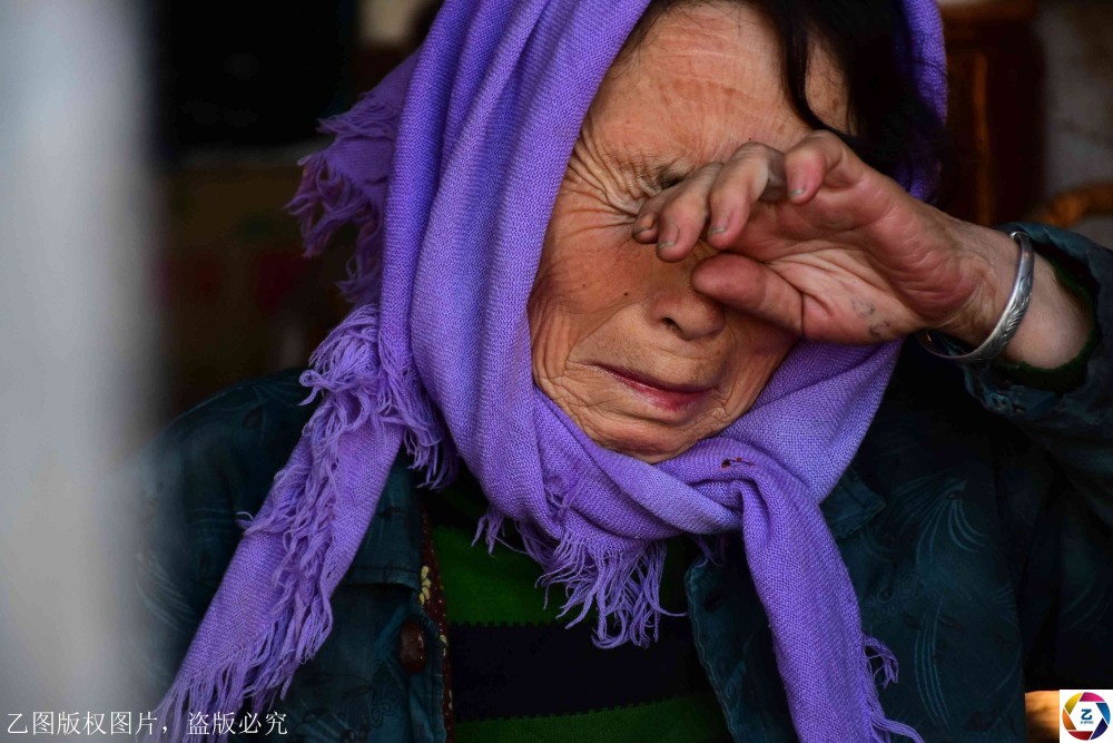 冰天雪地61岁奶奶倚门框上流泪盼孙子回家看到只有皑皑白雪