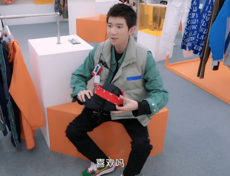 aj已经烂大街了,王源的限量版"耐克鞋"火了,学生必备潮品!