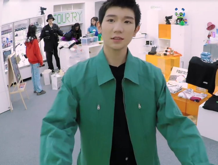 aj已经烂大街了,王源的限量版"耐克鞋"火了,学生必备潮品!