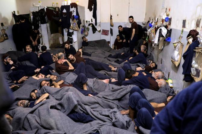 isis成员叙利亚监狱服刑日常生活照片流出:拥挤忐忑_腾讯新闻