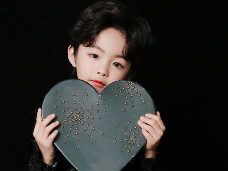 沈佳昕沈新博为武汉加油助力,画画令人感动不已,妈妈真会教育!