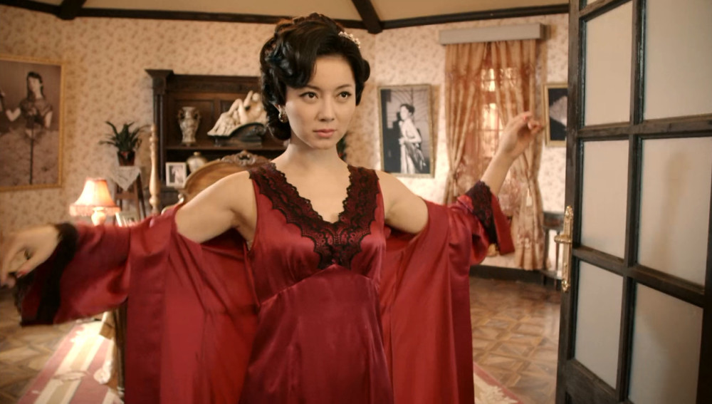 其实《红色》虽然打的是谍战剧的旗号,但剧中用了大量笔墨来描述主人