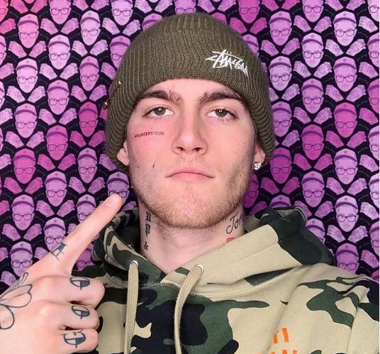 的纹身——"wake up",加上他在ins上的账号名字为"sashadidntwakeup"