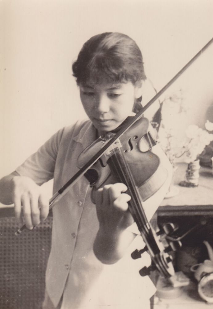 《白毛女》,表演任务很重,她舅舅就介绍她来跟我哥学小提琴