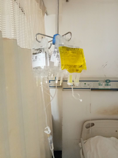 在武汉等待骨髓移植的白血病女孩躺在病床上帮医院联系物资