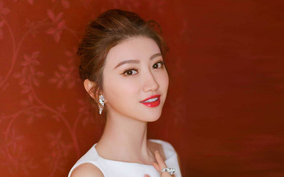 曝景甜和袁姗姗的前任,因向众人借钱,嗜赌成性