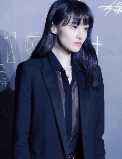 郑爽终于放开了,西装不系扣子直接露出透视衣,意外性感又高级