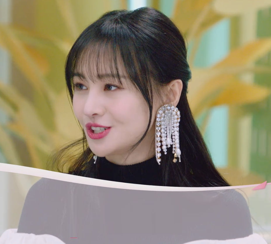 郑爽戴"百颗"珍珠耳饰被赞,为何当场摘掉?原因太打脸!