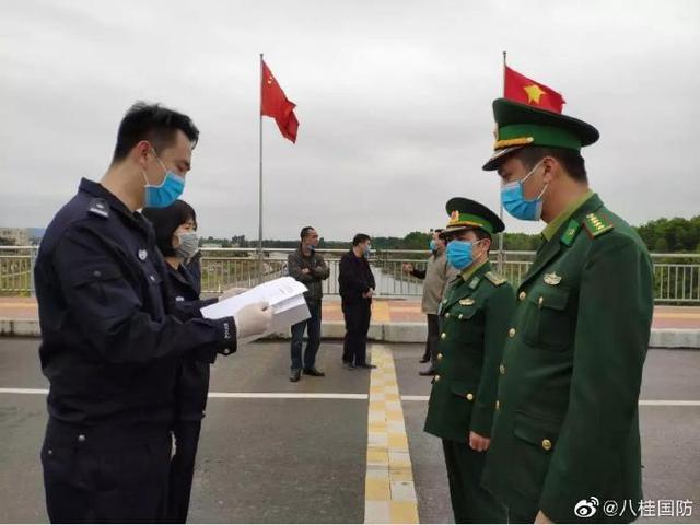 东兴出入境边防检查站开绿色通道13次为306万件防护物资快速通关