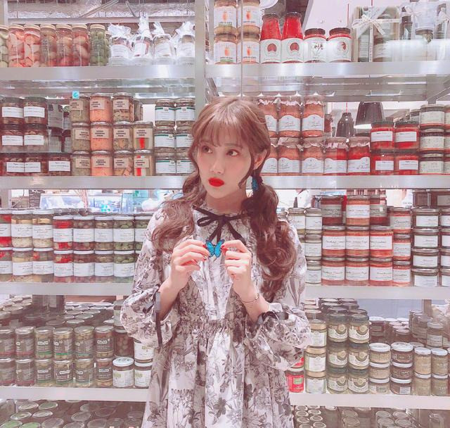 李艺彤晒自拍梳双马尾造型卖萌配印花连衣裙甜美可爱