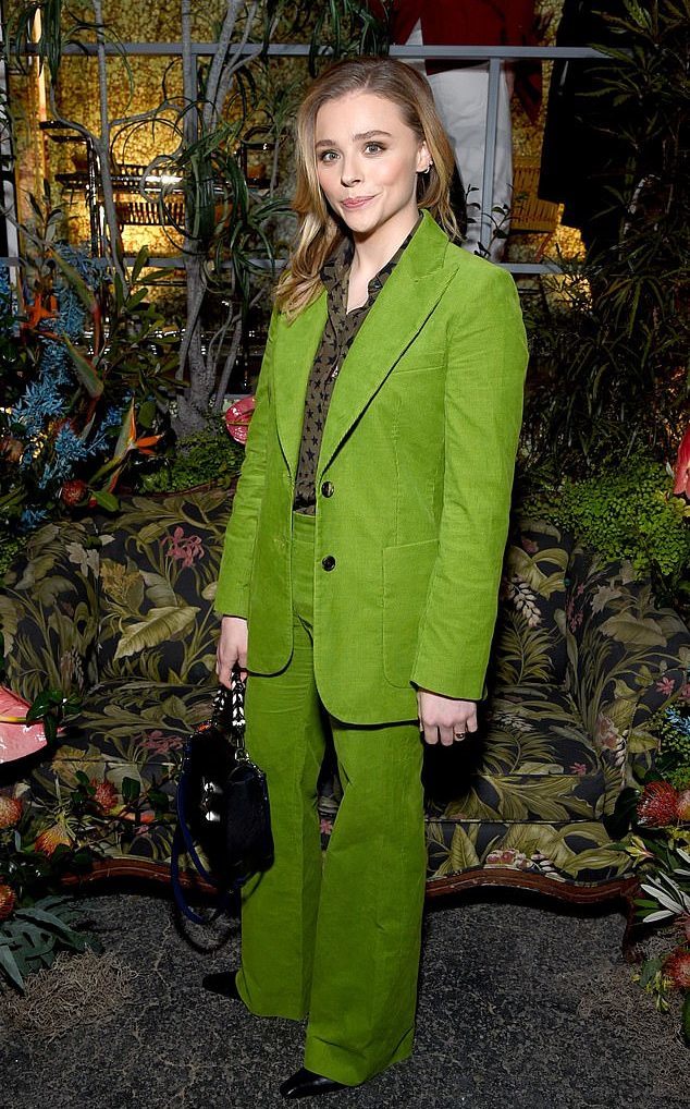 现任露腰抹胸配皮衣赢得漂亮