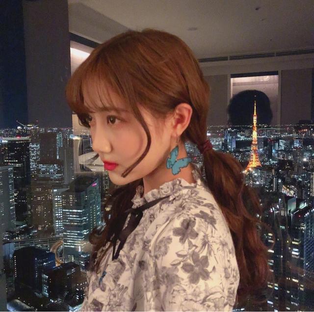 李艺彤晒自拍梳双马尾造型卖萌配印花连衣裙甜美可爱