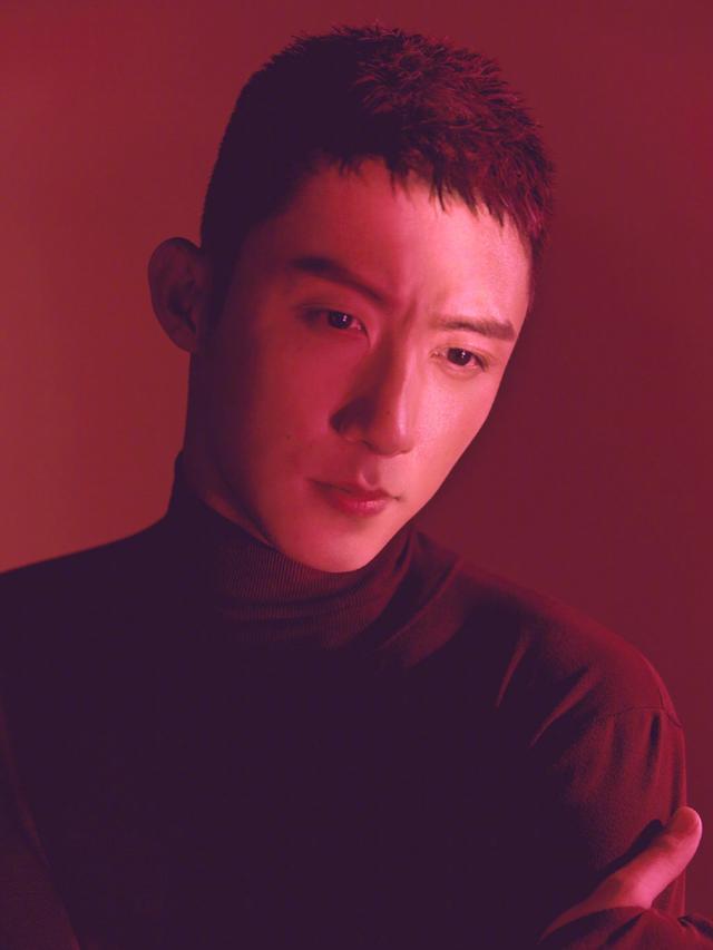 黄景瑜拍摄大片五套造型齐上线卤蛋头回归演绎奶凶小狼狗