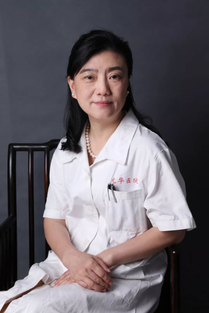 主编严世芸教授是从医从教五十五年的老中医人;副主编杨爱东教授为