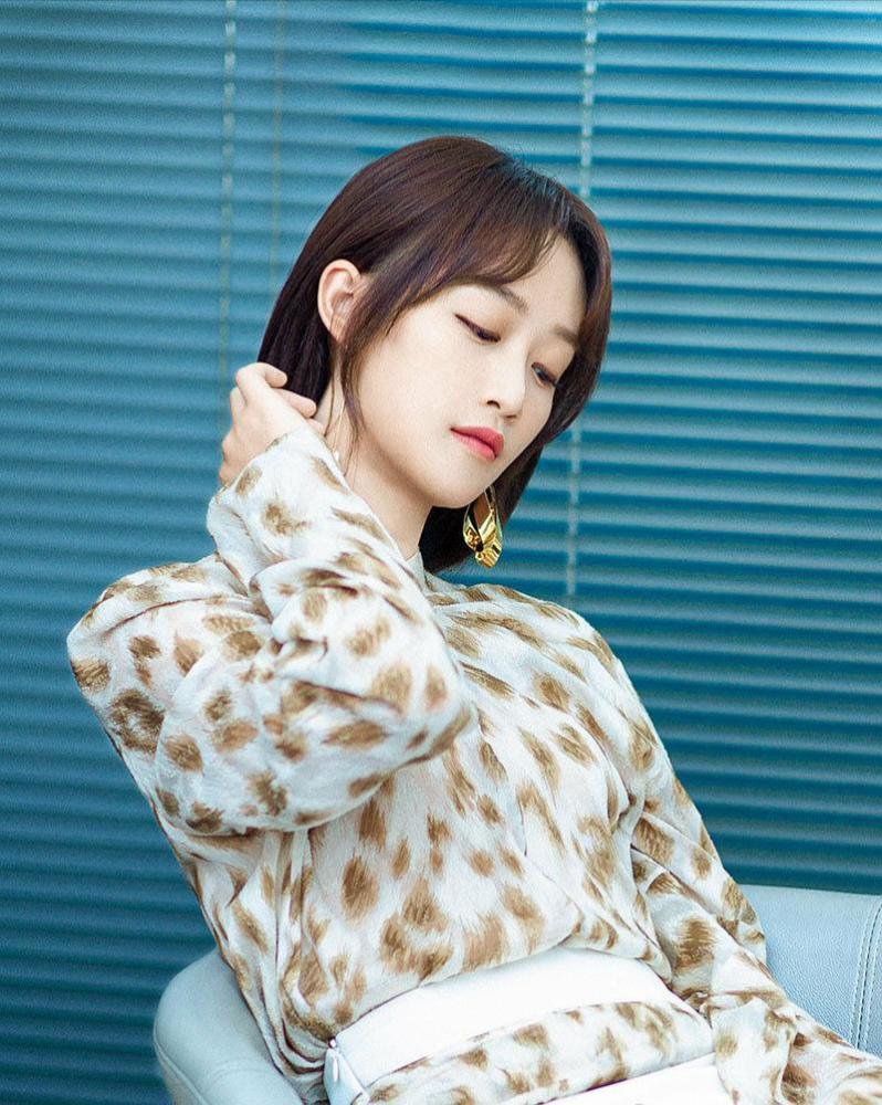 蓝盈莹造型太飒,齐肩梨花头清纯甜美,精致穿搭玲珑有致,美腻了