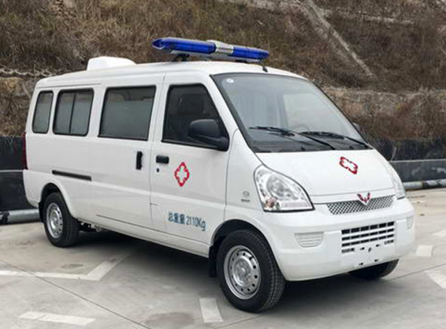 人民的五菱:除了印着车标的口罩,还有"荣光"救护车