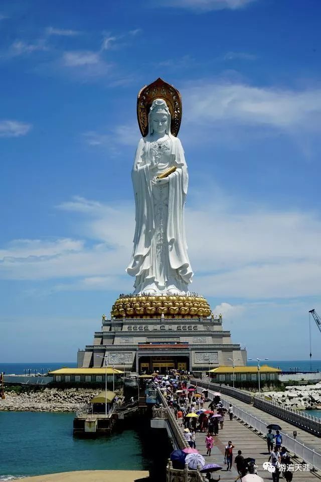 其中,108米海上观音是世界首尊金玉观世音菩萨塑像,闻名全海南的镇岛