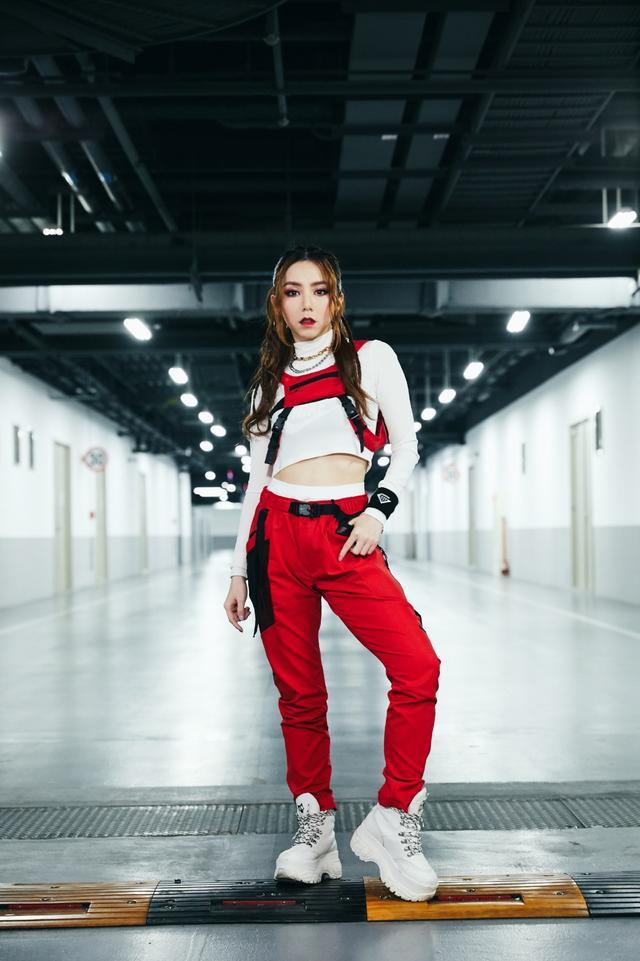 皮裤女王邓紫棋终于穿对了时髦工装风出镜也不忘秀小蛮腰