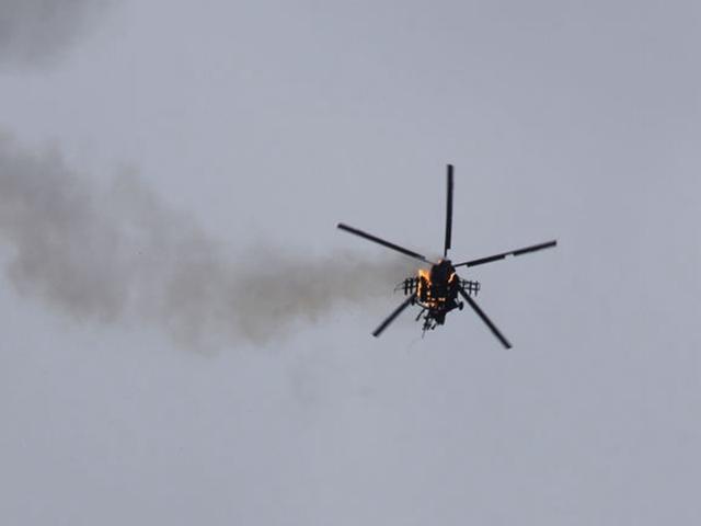 叙军武装直升机被击落导弹带有燃烧效果飞机没落地就烧成骨架