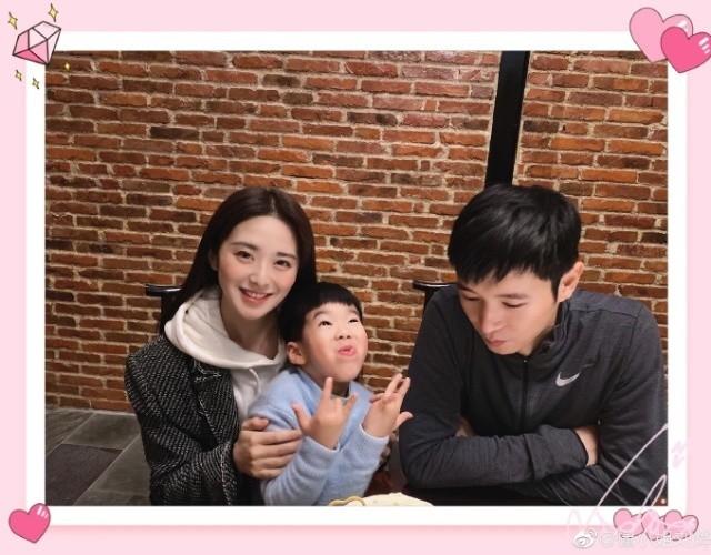 住在昨日(2月14日)晒出情人节全家福,照片中做房产的杨雯楷颜值超吸睛