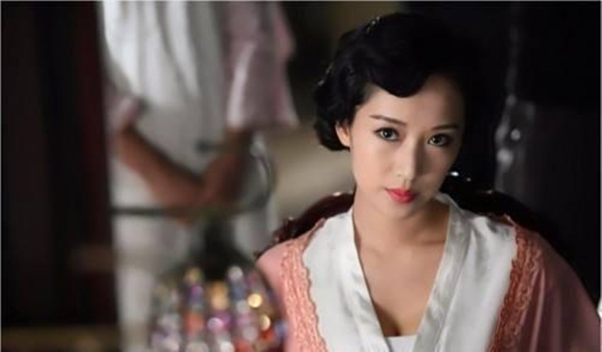 暗杀警察厅长,暴打黄金荣,卢小嘉在军阀亲爹失势后结局如何_腾讯新闻