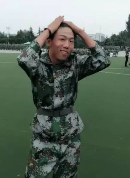 有一个男生就是这样子,因为他的正步老是踢不好.