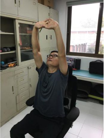 身体坐正,双臂向前水平伸直,双手交叉,掌心向外.