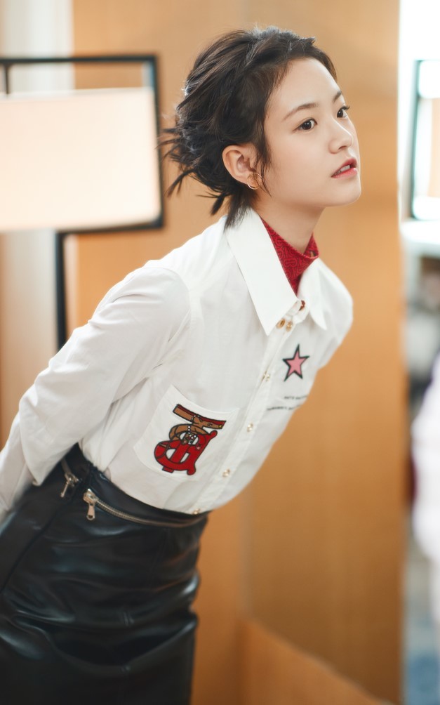 不吸烟的乔英子大变样穿脏脏裙秀出奶棒腿女生看了伤自尊