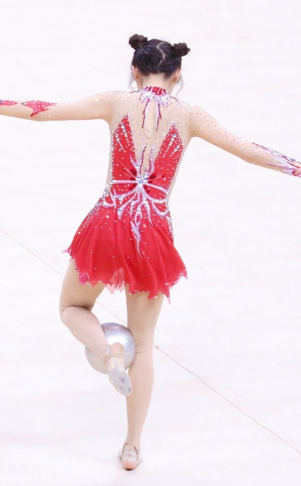 都说宋雨琦腿粗不适合穿紧身裤,当她换上体操服后,腿直成一条线