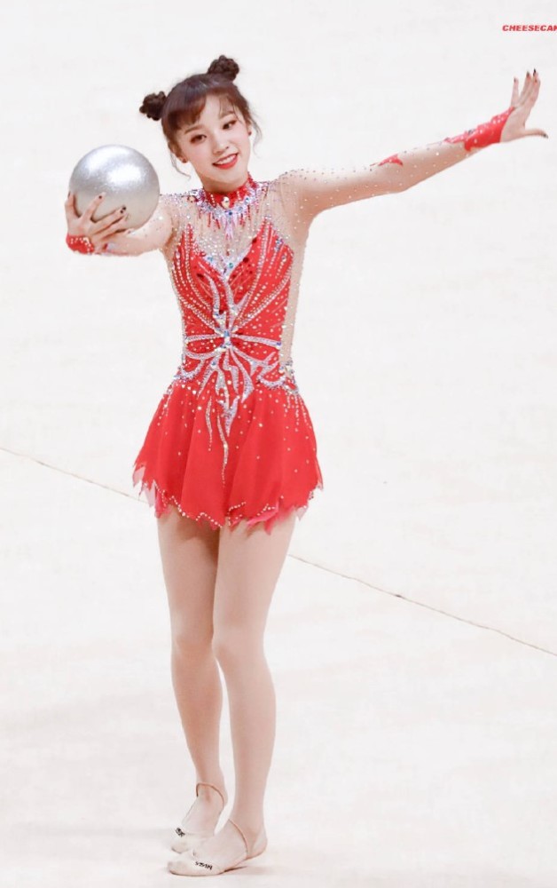 都说宋雨琦腿粗不适合穿紧身裤,当她换上体操服后,腿直成一条线