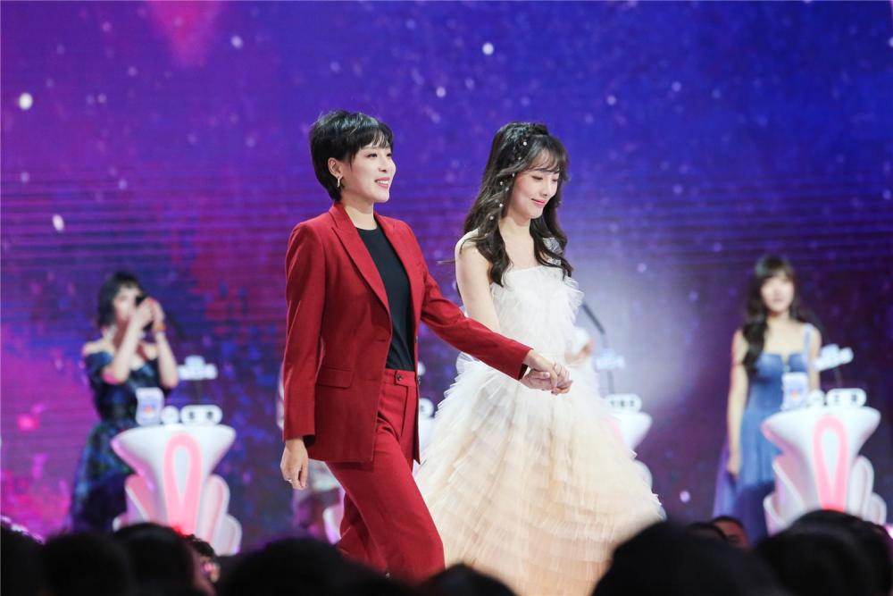 谢佳坚持把灯留到了最后,三位老师也一致认为谢佳和男嘉宾的匹配度最