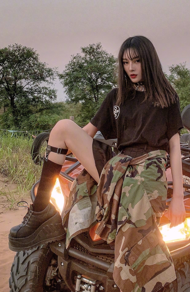 《变形计》才过去5年,她19岁就穿"中毒袜"秀电棒腿,厉害了