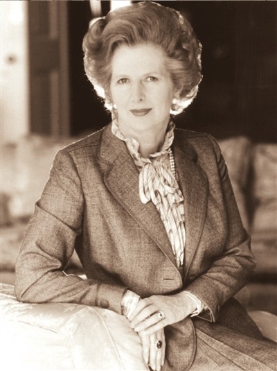 撒切尔夫人不但被号称铁娘子在穿衣打扮上也很优雅有见地