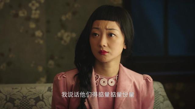 新世界关宝慧旗袍配锅盖头存在感太低但现实造型却很大胆