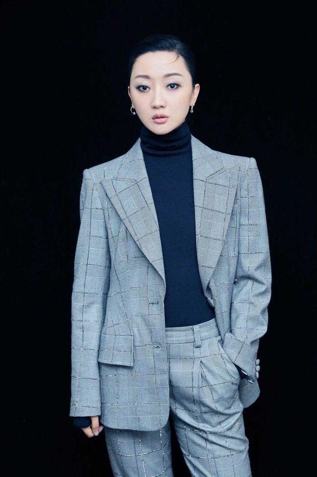 但其实关宝慧的扮演者张瑶现实还是一个比较敢穿的姑娘,比如早前画着