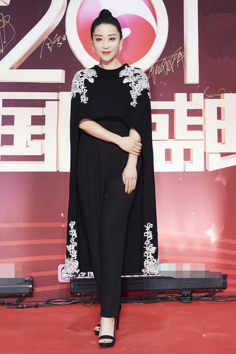 苗圃穿着一件黑色披肩,精致的钩花突显端庄气质,下身搭配高腰裤和高跟