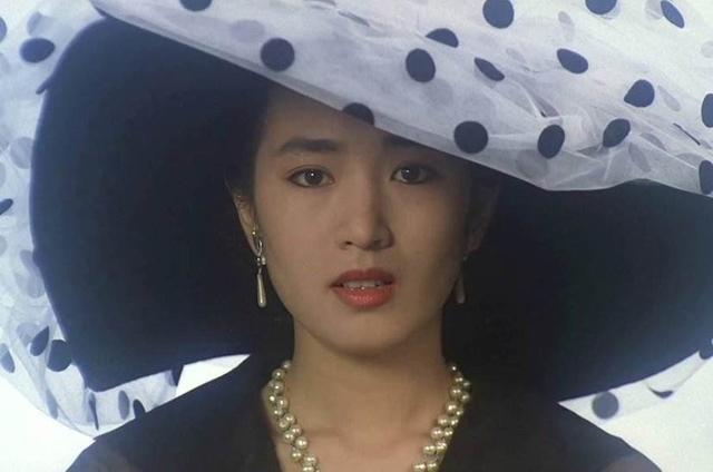 巩俐早年泳衣照曝光长相清丽可人满脸的胶原蛋白