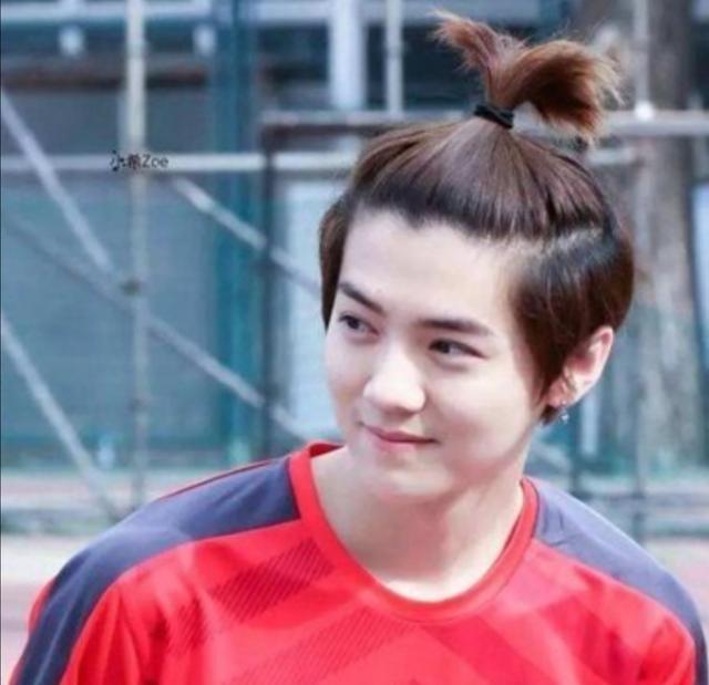 你还在扎丸子头今年流行男女通吃的苹果头减龄还方便