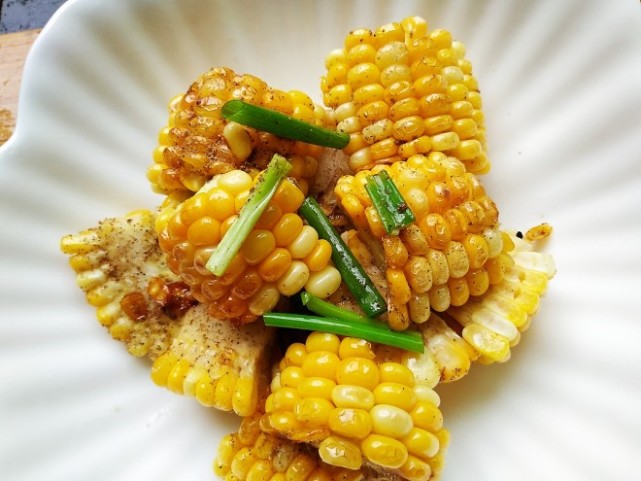 疫情严重在家吃什么营养又健康,送您懒人椒盐玉米做法,好吃到飞