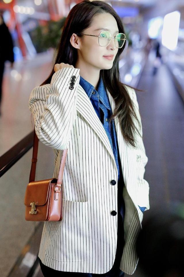 李沁大玩叠穿,蓝色衬衫搭白色西装外套,大框眼镜更显高级