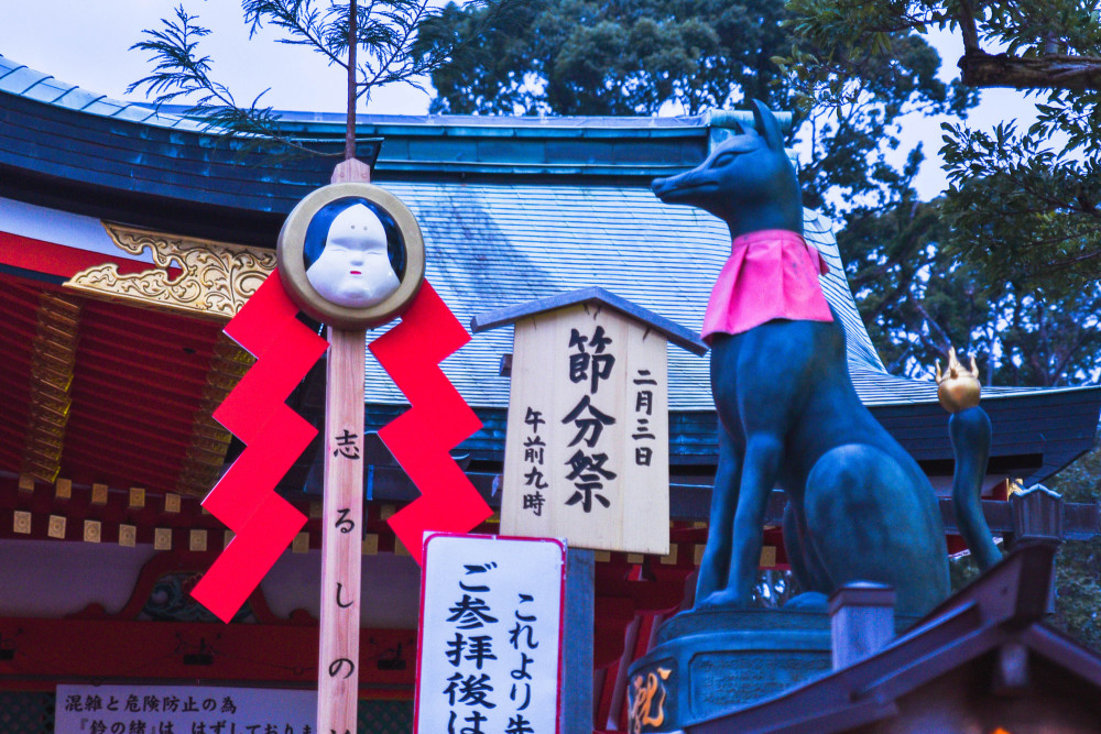 相比之下,"神宫"是供奉天皇的大神社,而"