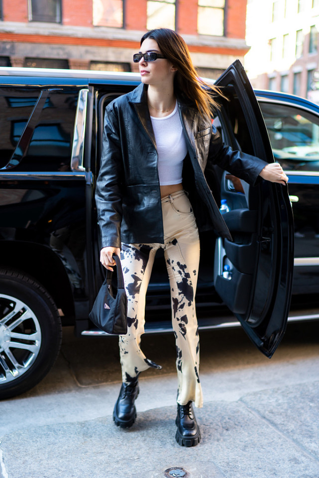 肯豆亮相街头 皮衣喇叭裤尽显好身材 黑超遮面长发飘飘气场十足