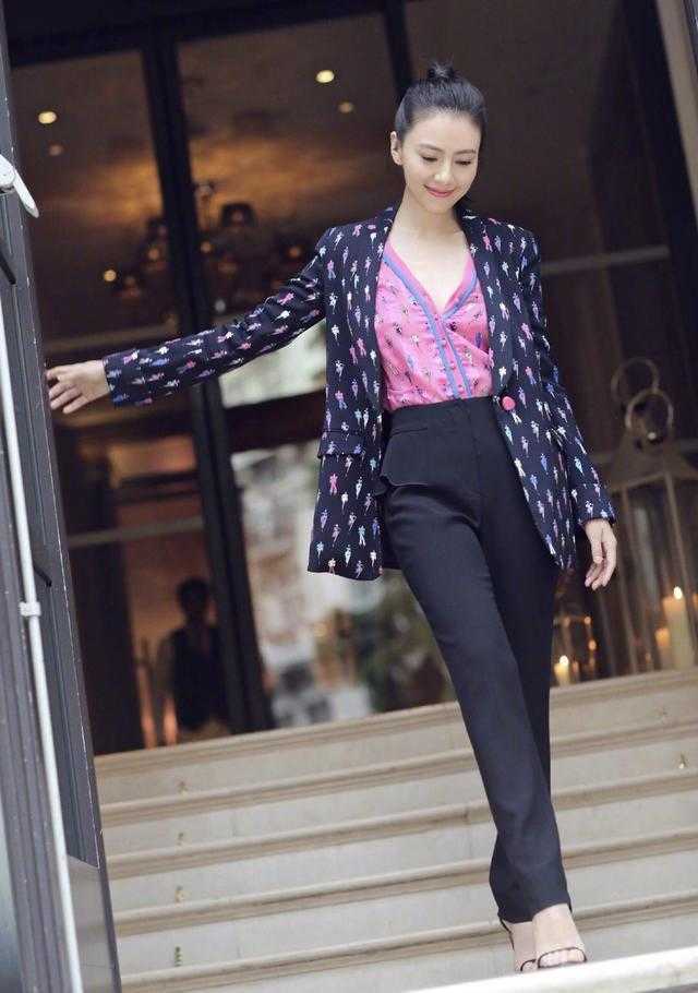 40岁高圆圆气质高级,穿印花西装配丸子头干练时髦,有女强人风范
