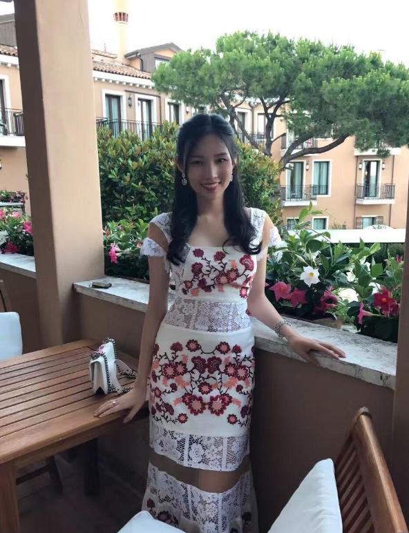 爷爷给武汉捐款5千万,她才27岁就有几百亿,也给武汉捐了1千万