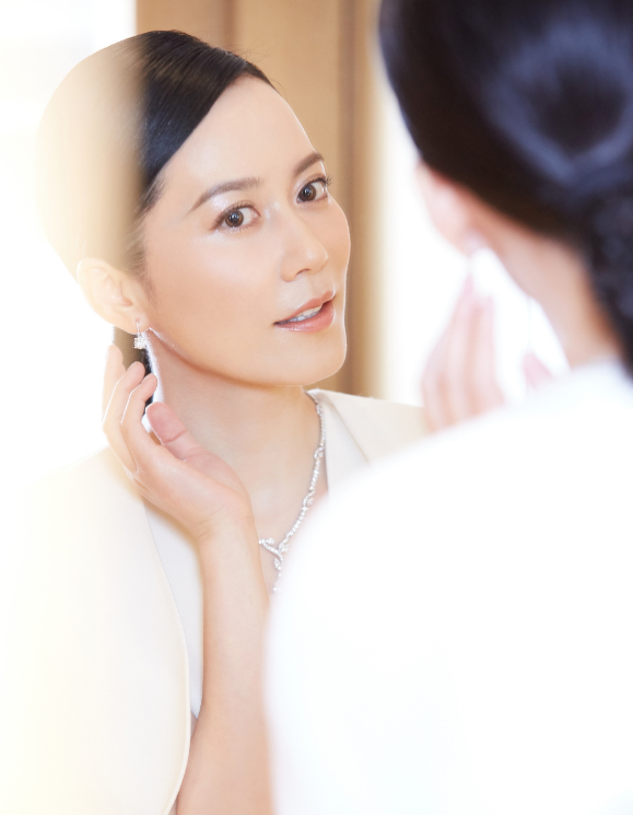 俞飞鸿v领装 一身黑白套装 很知性风