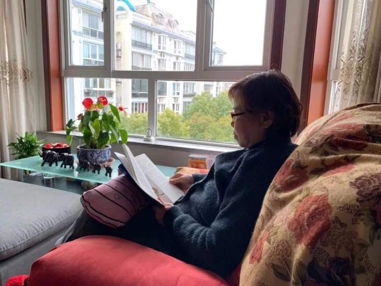 特殊时期,李敏喜欢坐在窗前静心看书.