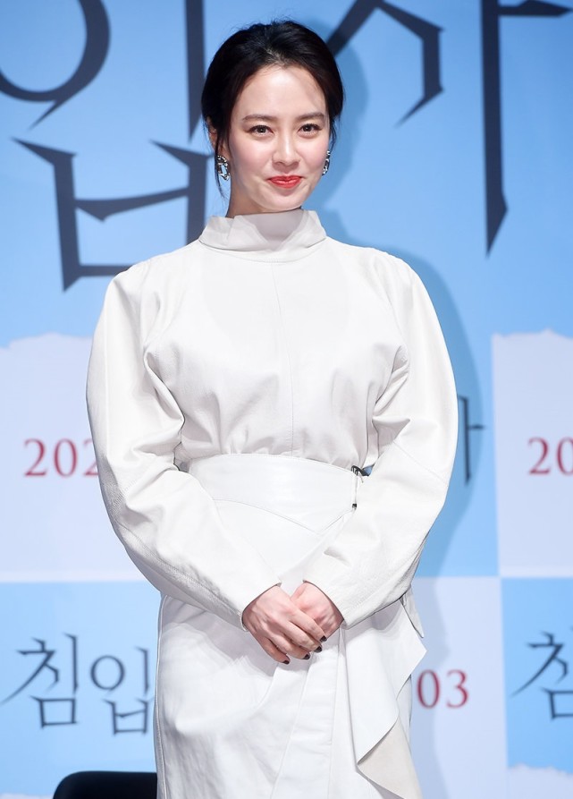 宋智孝出席活动穿白色半高领衣配开叉裙踩铁钉鞋知性大气