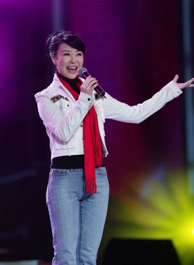 中年女星都逃不过变样祖海晒近照十级美颜挡不住僵硬感