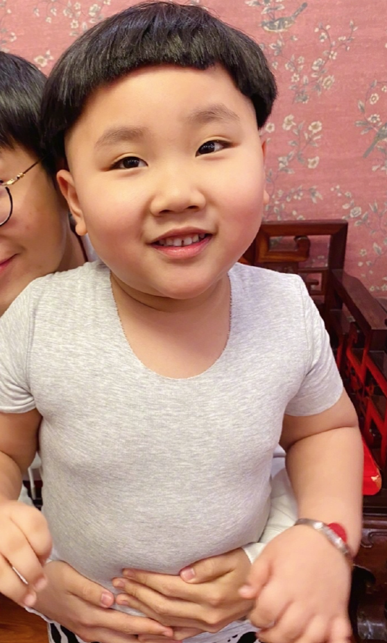 郭德纲情人节晒出两个儿子照片,小儿子长相可爱很有"喜感"